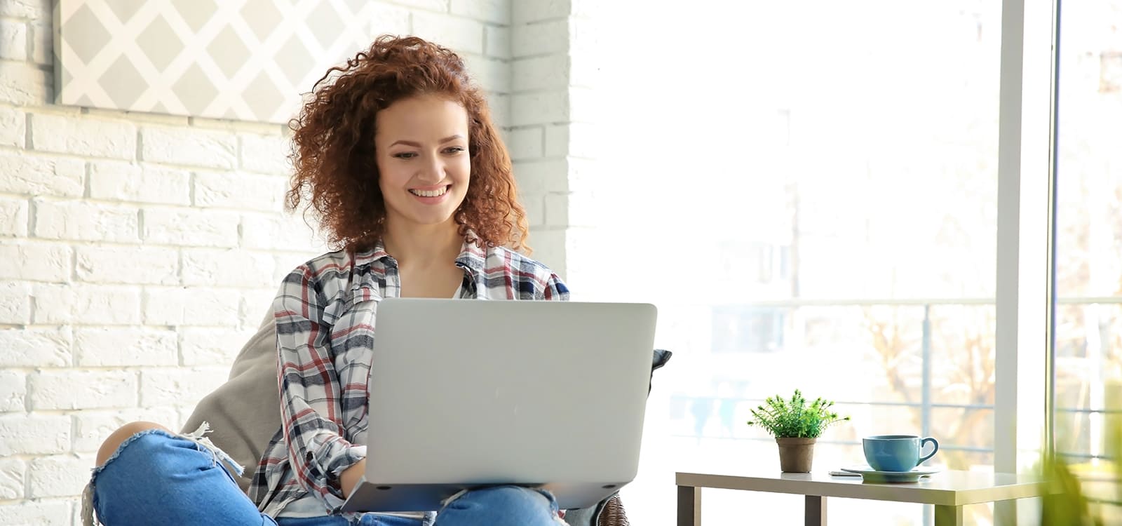 woman using a computer to check her online banking